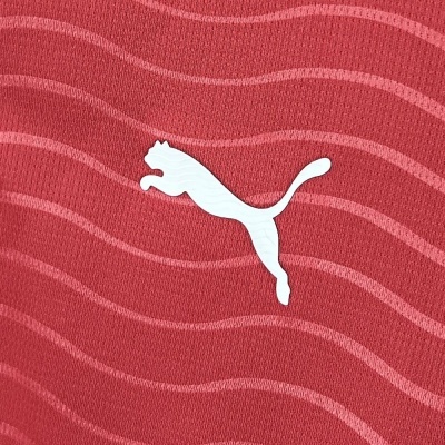 Tecido vermelho com padrão ondulado e logo branco da Puma