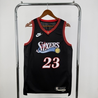 Camisola de basquetebol preta Sixers com detalhes vermelhos e logótipo Nike