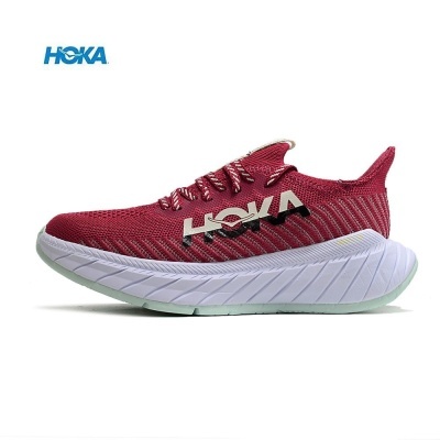 Tênis desportivo HOKA vermelho com sola branca e cadarços vermelhos e brancos.