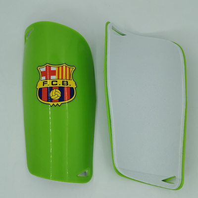 Par de caneleiras verdes com emblema F.C.B.