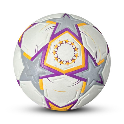Bola de futebol branca com estrelas cinza, roxas e amarelas