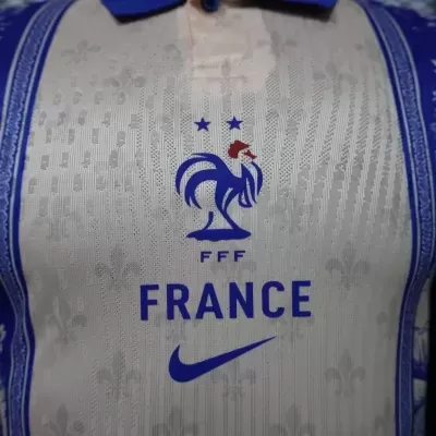 Camisola desportiva branca com detalhes e logótipos em azul