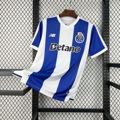 Camisola azul e branca do FC Porto pendurada numa estrutura metálica preta