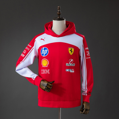 Sweatshirt vermelha e branca com logos e capuz em manequim
