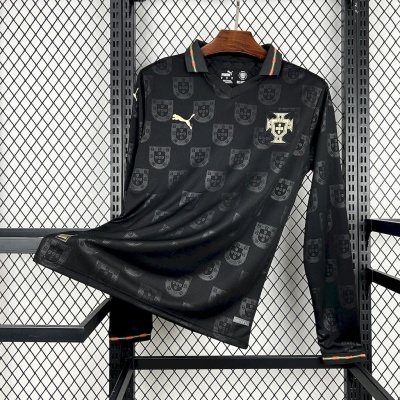 Camisola preta de futebol de manga comprida com padrão de escudos de Portugal e logótipo PUMA