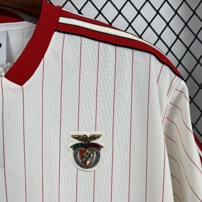 Camisola branca às riscas vermelhas com gola vermelha e emblema bordado