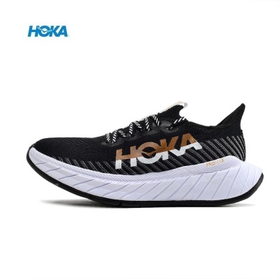 Ténis desportivos pretos e brancos HOKA com sola espessa e detalhes distintos