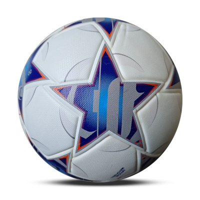 bola de futebol branca com estrela azul e contornos vermelhos