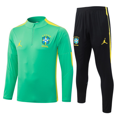 Conjunto desportivo verde e preto com emblema Brasil e logótipo Jordan