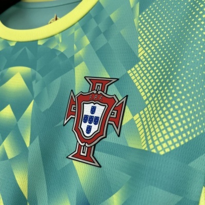 Camisola desportiva verde e amarelo com emblema F.P.F.