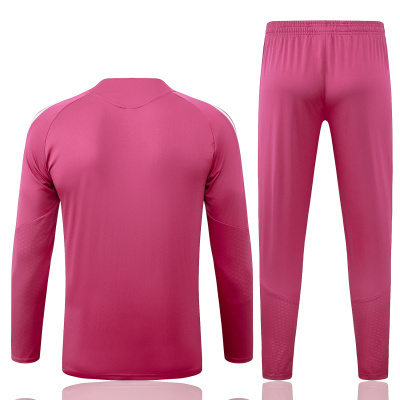 Conjunto de roupa desportiva rosa com camisola e calças ajustadas