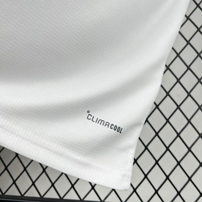 Top desportivo branco com padrão de malha e texto CLIMACOOL