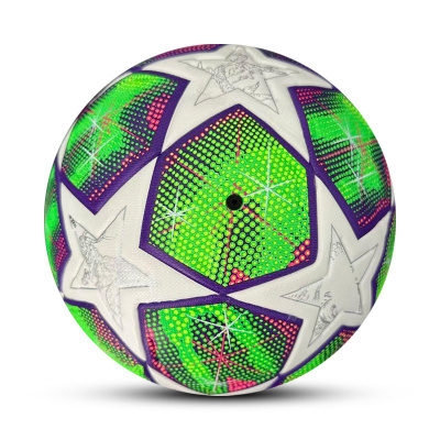 Bola de futebol branca com padrão de estrelas e detalhes verdes fluorescentes