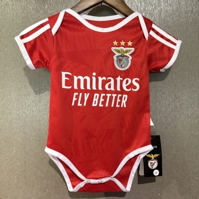 Body vermelho de bebé com logo do SL Benfica e texto Emirates FLY BETTER