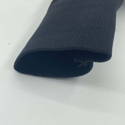 Meia preta de tecido canelado sobre superfície branca