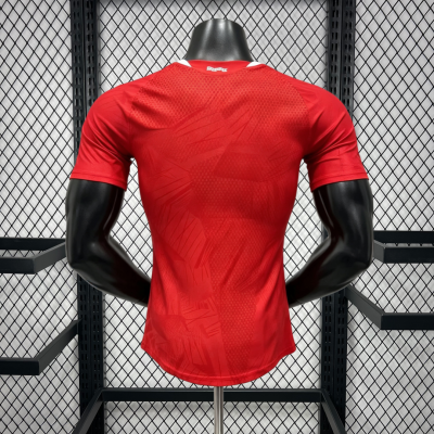 T-shirt desportiva vermelha com padrão em relevo em manequim