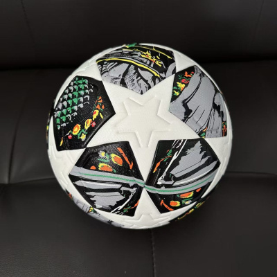 Bola de futebol branca com desenhos coloridos e estrela em relevo