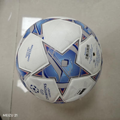 Bola de futebol branca com estrelas e texto UEFA Champions League