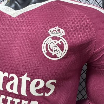Camisola de futebol grená com emblema Real Madrid e gola branca