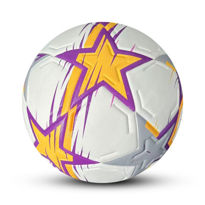 Bola de futebol branca com estrelas amarelas e roxas