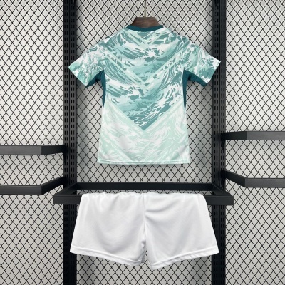 Conjunto desportivo com t-shirt verde água e branco e calções brancos pendurado num suporte preto