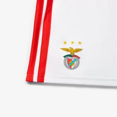 Parte inferior de camisa desportiva branca com riscas vermelhas e emblema colorido