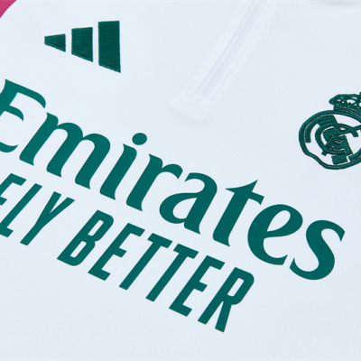 Camisola desportiva branca com estampado Emirates FLY BETTER e logótipos