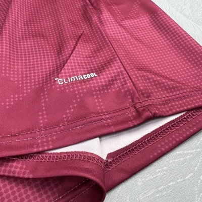 Tecido desportivo bordeaux com padrão e texto CLIMACOOL