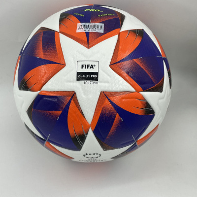 bola de futebol branca com padrão colorido azul e laranja