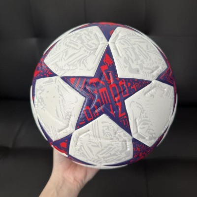 Bola de futebol branca com estrelas azuis e detalhes vermelhos e cinzentos