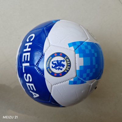 Bola de futebol azul e branca com logótipo do Chelsea Football Club