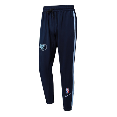 Calças desportivas azul escuro com riscas brancas laterais e logótipos NBA e Nike