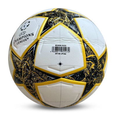 Bola de futebol branca com estrelas douradas e pretas com texto UEFA Champions League