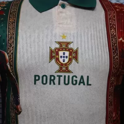 Camisola branca com gola verde e brasão de Portugal com texto
