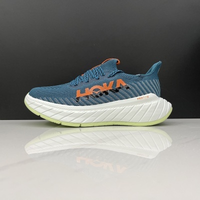 Tênis desportivo azul com detalhes em laranja e sola branca.