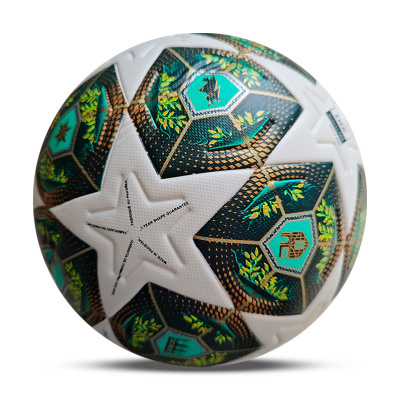 Bola de futebol branca com padrões decorativos em verde e dourado