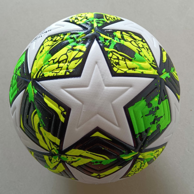 Bola de futebol branca com padrão verde, amarelo e preto texturizada