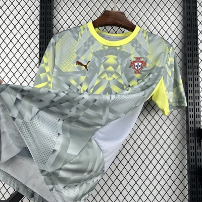Camisola de futebol cinza e amarelo com padrão geométrico e emblema da Federação Portuguesa de Futebol