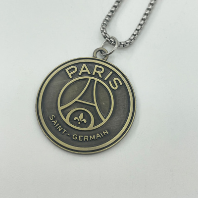 Colar com medalha redonda em bronze com inscrições PARIS e SAINT-GERMAIN