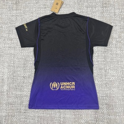 Camisola desportiva preta e roxa com logótipos UNHCR ACNUR e LIGHT tv