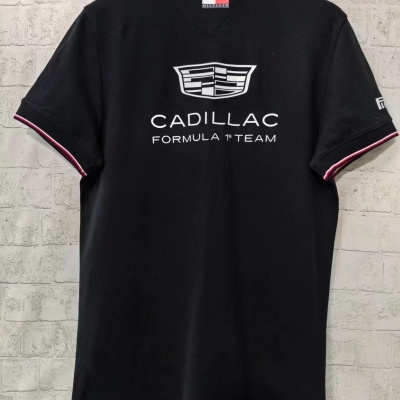 Polo preto com estampagem CADILLAC FORMULA 1º TEAM e logo Tommy Hilfiger nas costas