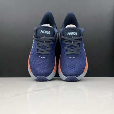 Par de sapatilhas de corrida HOKA azul escuro com solado laranja