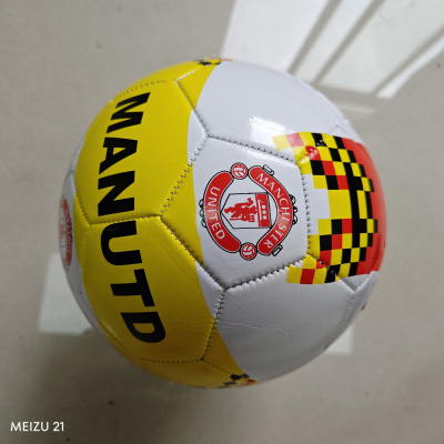 Bola de futebol branca e amarela com o emblema Manchester United