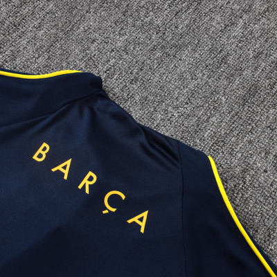 Camisola desportiva azul escura com palavra BARÇA a amarelo
