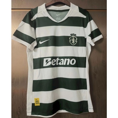 Camisola de futebol verde e branca com logótipos SCP e Nike, palavra Betano e etiqueta NIKE 1906 2026