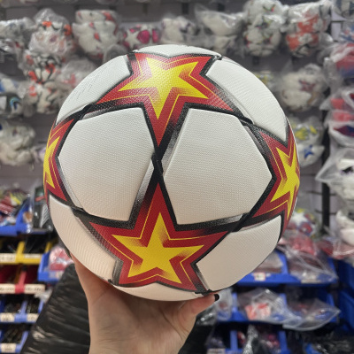 Bola de futebol branca decorada com estrelas vermelhas e amarelas