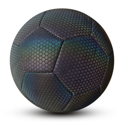Bola de futebol preta com padrão hexagonal e cores iridescentes