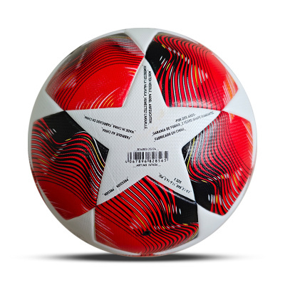 bola de futebol branca com padrões vermelhos e pretos em forma de estrela e texto impresso