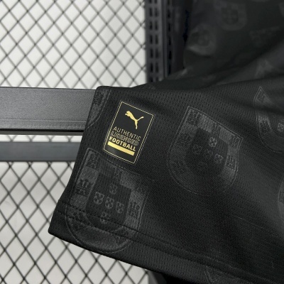 Tecido esportivo preto estampado Portugal com etiqueta dourada PUMA em superfície metálica