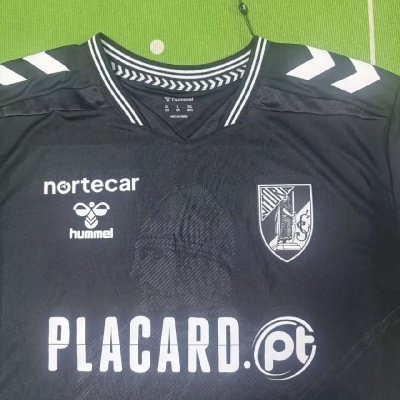 Camisola preta de tecido sintético com logótipos e escudo